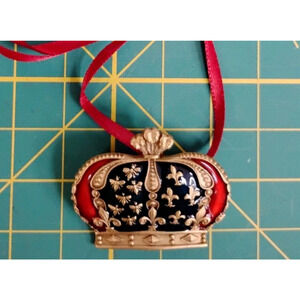 The Mystic Club 2003 TMC Crown 1.5 Inch Pin Pendant New Orleans Mardi Gras Krewe